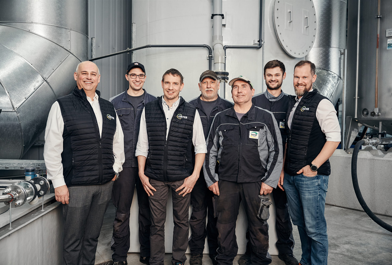 Foto des Teams für Thermische Verwertungsanlage mit Mitarbeitern in Arbeitskleidung und Westen von Emter.