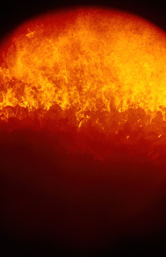 Nahaufnahme der Sonne mit strahlenden Flammen und intensiven Farben